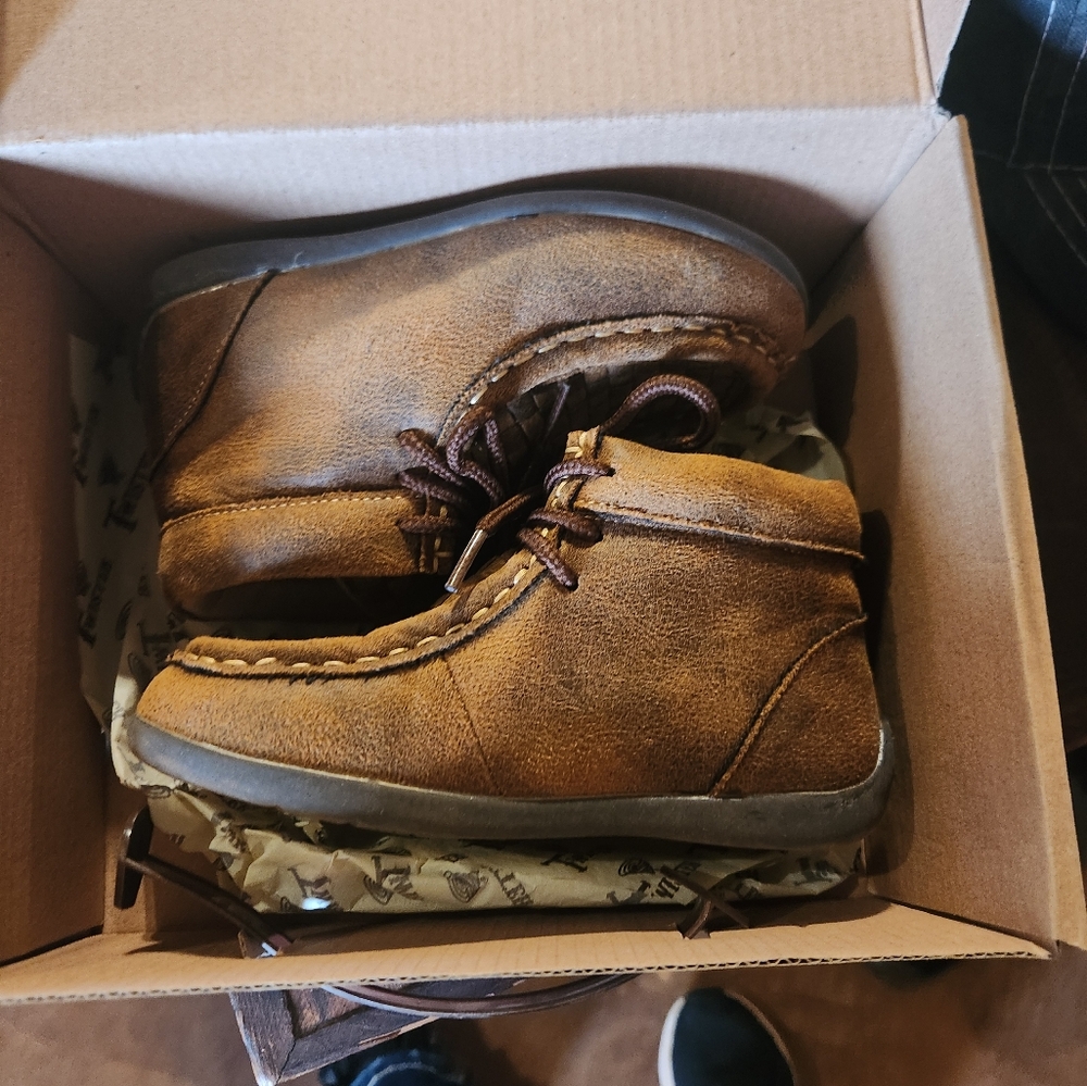 Size 9 little chukka